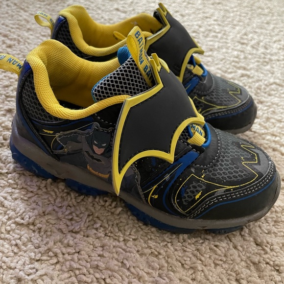 DC Comics Batman Kids Light Up Sneakers - Picture 5 of 9